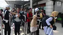 Calon penumpang kereta api antre saat akan memasuki Stasiun Pasar Senen, Jakarta, Selasa (16/4). PT KAI Daop 1 Jakarta mengoperasikan 11 KA tambahan guna mengantisipasi melonjaknya penumpang pada libur panjang akhir pekan ini. (Liputan6.com/Herman Zakharia)