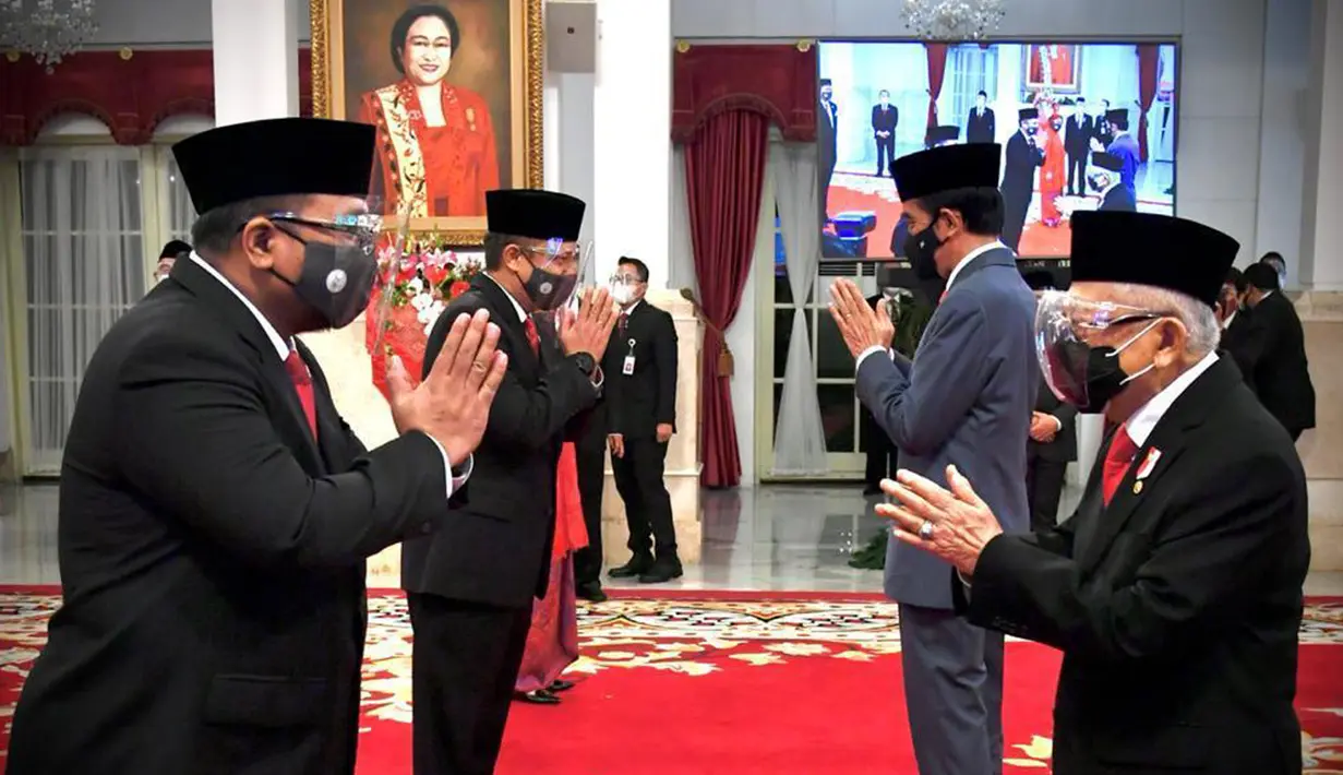 Wakil Presiden Ma'ruf Amin (kanan) memberi selamat kepada Yaqut Cholil Qoumas usai Presiden Joko Widodo melantiknya sebagai Menteri Agama di Istana Negara, Jakarta, Rabu (23/12/2020). (Foto: Muchlis Jr - Biro Pers Sekretariat Presiden)