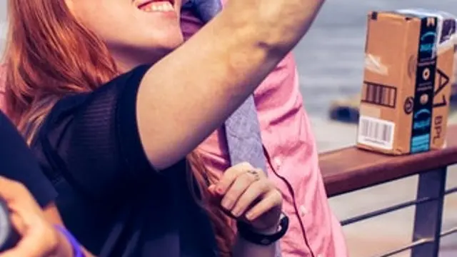 [Bintang] 5 Zodiak Ini Hobi Pamer Apapun tentang Pacar di Media Sosial