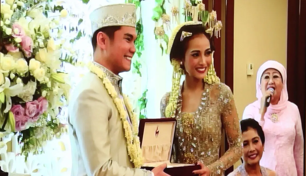 Pasangan yang tengah berbagia itu juga akan melakukan bulan madu ke New Zaeland. Sebelum berbulan madu, pasangan ini, akan singgah dulu di Sidney tempat suaminya menetap. (Galih W. Satria/Bintang.com)