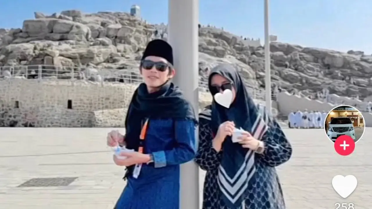 Momen Gus Iqdam dan Ning Nila berfoto di Tanah Suci, di sela pelaksanaan ibadah umrah. (Foto: Istimewa)