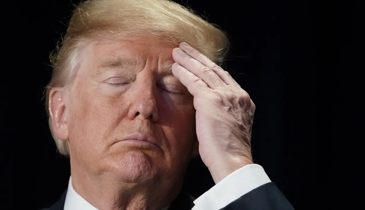 Ekspresi Presiden AS Donald Trump saat menghadiri National Prayer Breakfast atau Sarapan Doa Nasional di sebuah hotel di Washington DC (8/2). (AFP Photo/Mandel Ngan)