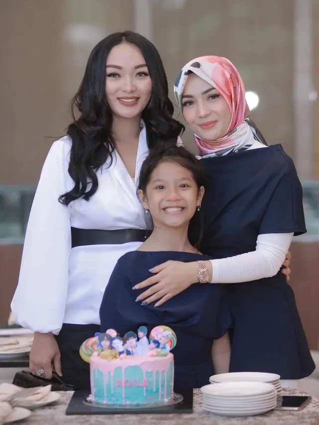 [Fimela] Zaskia Gotik dan Imel Putri Cahyati