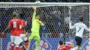 Kiper Swiss, Yann Sommer, menghalau bola tendangan pemain Prancis pada laga terakhir Grup A Piala Eropa 2016 di Stade Pierre Mauroy, Lille, Senin (20/6/2016) dini hari WIB. (AFP/Francois Lo Presti)