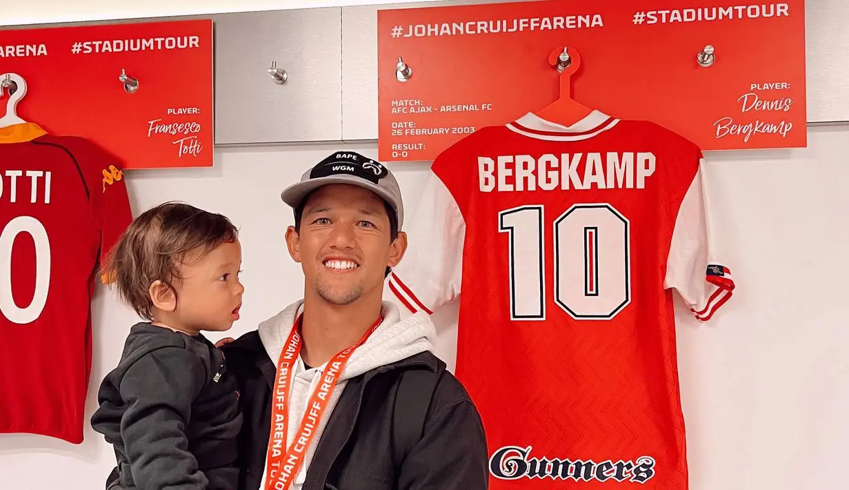 Jangan ragu menambahkan outerwear saat pasangan memakai hoodie seperti gaya sporty Irfan Bachdim ini. (Foto: Instagram @jenniferbachdim)