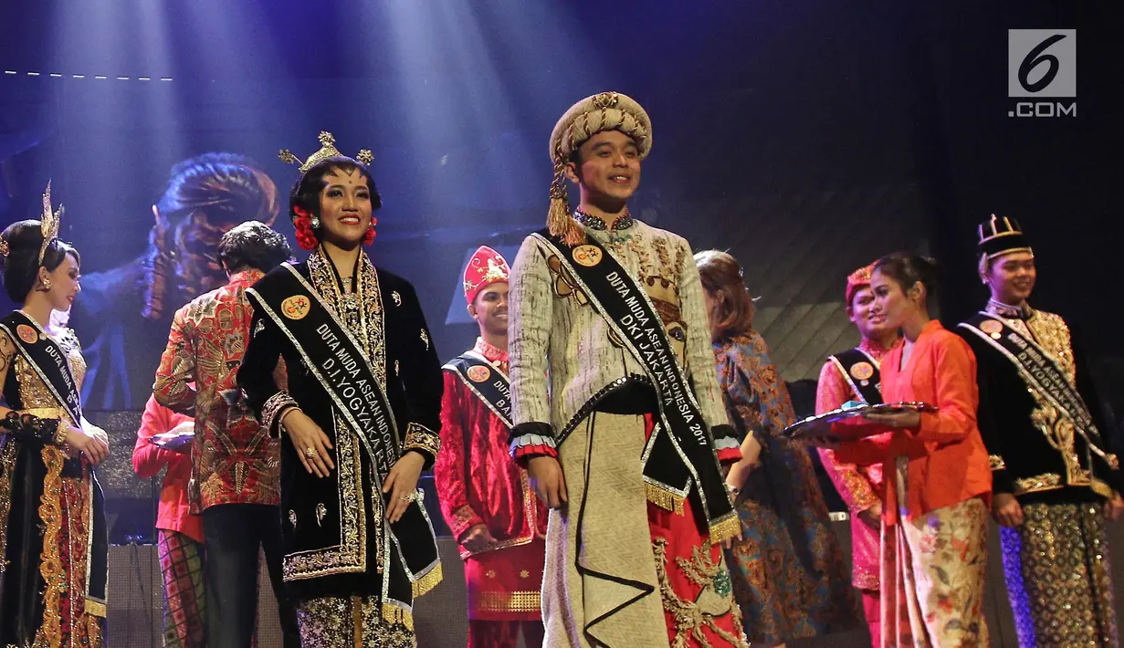 Scholastika Asyana dari Provinsi DIY dan Wendra Tandribali dari DKI Jakarta tampil ke depan menjadi juara Duta Muda ASEAN-Indonesia yang diselenggarakan Kementerian Luar Negeri RI, di Balai Sarbini, Jakarta, Selasa (29/08). (Liputan6.com/Herman Zakharia)