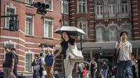 Suasana Tokyo di tengah suhu panas ekstrem musim panas. (dok. Yuichi YAMAZAKI / AFP)
