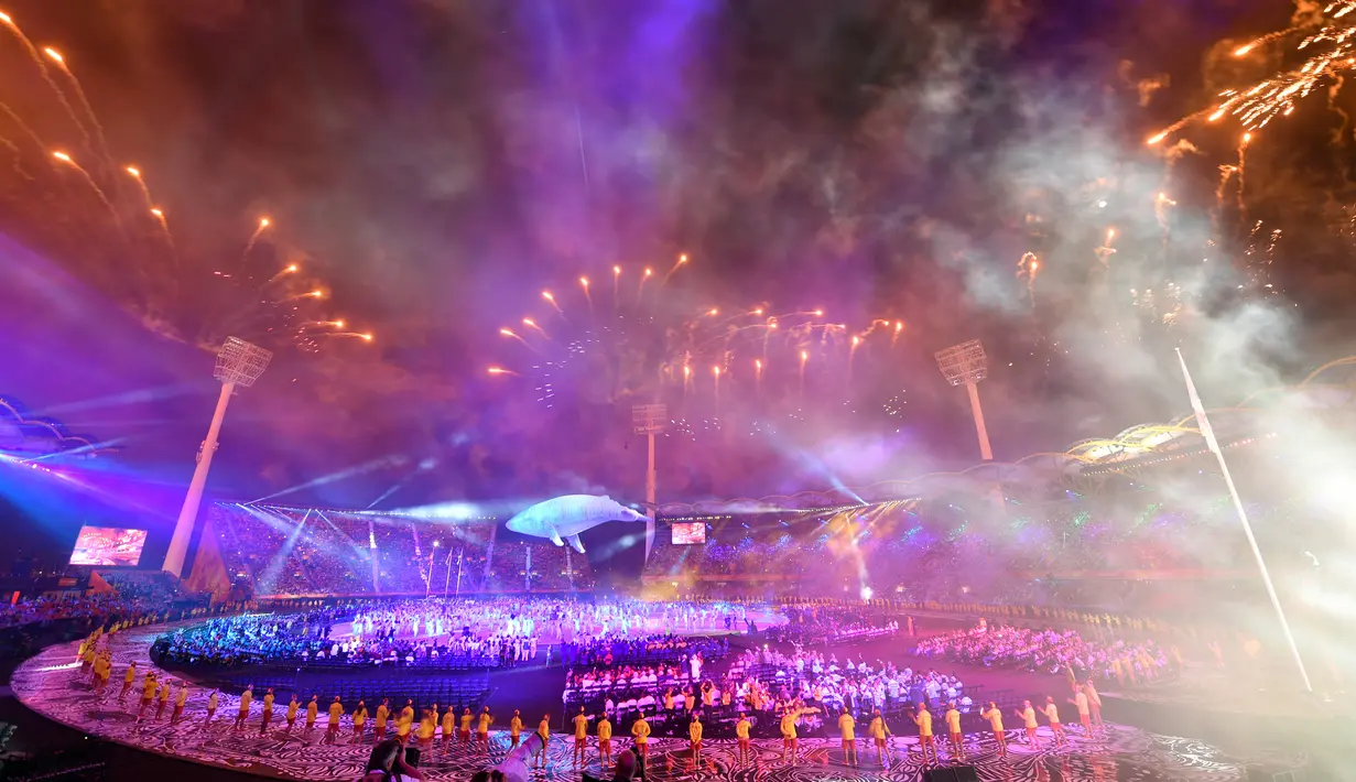 Kembang api dan replika paus bungkuk putih pada upacara pembukaan Pesta Olahraga Persemakmuran (Commonwealth Games) 2018 di Gold Coast, Australia, Rabu (4/4). Pesta Olahraga Persemakmuran ini diikuti  6600 atlet dari 71 negara. (Manan VATSYAYANA/AFP)