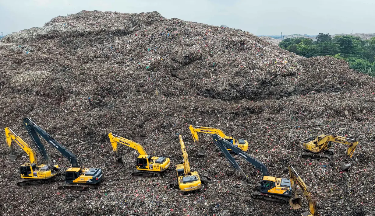 Insiden serupa pernah terjadi 7 November 2025, ketika itu longsoran sampah menimbun beberapa truk yang sedang mengantre. Pada 31 Desember 2025, gunungan sampah di TPST Bantargebang, Kota Bekasi, juga sempat ambruk. Saat itu, longsoran menimpa truk yang melintas, tiga kendaraan pengangkut terperosok ke sungai di wilayah Sumur Batu, Bekasi. Tampak foto udara menunjukkan tim penyelamat menggunakan alat berat untuk mencari korban longsor di Tempat Pembuangan Sampah Terpadu (TPST) Bantargebang, Kota Bekasi, Jawa Barat, pada Senin 9 Maret 2026. (BAY ISMOYO/AFP)