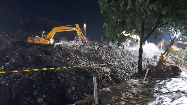 Longsor gunungan sampah di Tempat Pengolahan Sampah Terpadu (TPST) Bantargebang, Kota Bekasi, Jawa Barat.