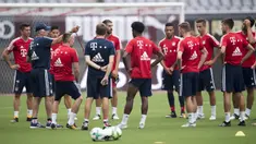Pelatih Bayern Munchen, Carlo Ancelotti, memberikan arahan kepada anak asuhnya saat latihan di Shanghai, Selasa (18/7/2017). Bayern Munchen akan menghadapi Arsenal pada turnamen pramusim bertajuk International Champions Cup. (AFP/Johannes Eisele)