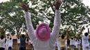 Sejumlah orang melakukan "Surya Namaskar"  selama sesi yoga menjelang Hari Yoga Dunia, di Art of Living ashram di Bengaluru, India, Sabtu (13/5/2015). Hari Yoga Dunia dirayakan pada 21 Juni. (REUTERS/Abhishek N. Chinnappa)