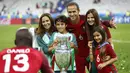 Pemain Portugal, Ricardo Carvalho berfoto bersama keluarganya dengan trofi juara Piala Eropa 2016 di  Stade de France, Saint-Denis, Prancis, (10/7/2016). Portugal menang atas Prancis 1-0. (REUTERS/Kai Pfaffenbach)