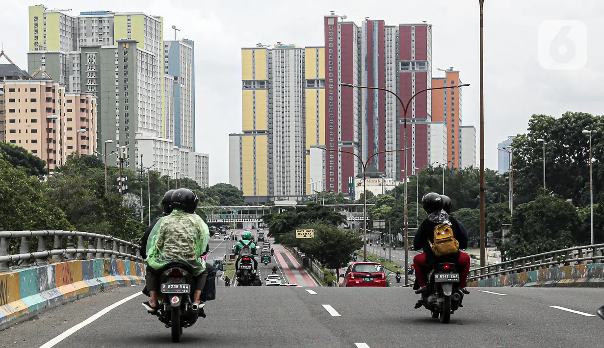 <p>Kondisi arus lalu lintas arah Rumah Sakit Darurat COVID-19 (RSDC) Wisma Atlet, Jakarta, Minggu (25/12/2022). Pemerintah menghentikan operasional Wisma Atlet Kemayoran sebagai Rumah Sakit Darurat COVID-19 mulai akhir tahun ini seiring dengan semakin rendahnya kasus COVID-19 secara nasional dalam beberapa waktu terakhir. (Liputan6.com/Faizal Fanani)</p>