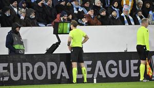 Wasit memberikan penalti lagi kepada FC Twente setelah pemeriksaan VAR (video assistant referee) selama pertandingan Liga Europa UEFA antara Malmoe FF dan FC Twente di Malmoe, pada 23 Januari 2025. (Johan NILSSON/KANTOR BERITA TT/AFP)