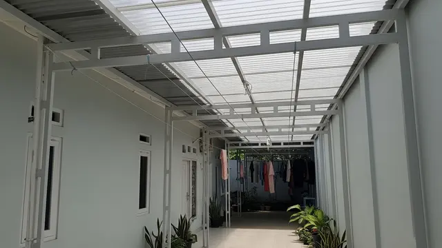 Inspirasi Area Jemur dengan Baja Ringan dan Atap Transparan (AI)