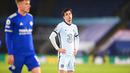 Gelandang Chelsea, Mason Mount, tampak kecewa usai ditaklukkan Leicester City pada laga Liga Inggris di Stadion King Power, Selasa (19/1/2021). Chelsea takluk dengan skor 2-0. (Michael Regan/Pool via AP)
