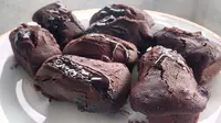 Di hari biasa atau momen tertentu seperti liburan panjang, kue balok brownies manis ini laris manis. (Liputan6.com/Jayadi Supriadin).