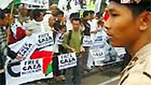 Ratusan aktivis sejumlah ormas di Surabaya, Jatim, berunjuk rasa mengecam serangan tentara Israel ke kapal kemanusiaan di perairan Gaza. Mereka juga membakar bendera Israel.