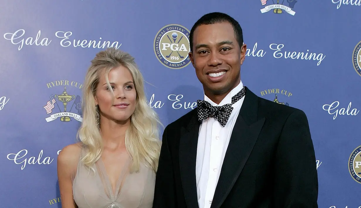 Elin Nordegren. Adalah model Swedia yang dinikahi Tiger Woods pada Oktober 2004. Pasangan ini dikarunia putri, Sam Alexis pada 2007 dan putra, Charlie Axel pada 2009. Pasangan ini resmi bercerai pada 23 Agustus 2010 setelah terungkapnya perselingkuhan Tiger Woods. (AFP/Andrew Redington/Getty Images)