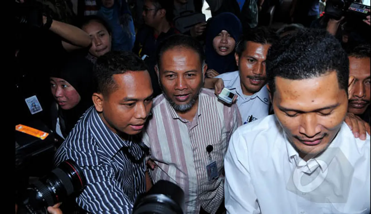 Wakil Ketua KPK, Bambang Widjojanto didampingi kuasa hukumnya saat mendatangi Komisi Nasional Hak Asasi Manusia (Komnas HAM), Jakarta, Selasa (27/1/2015). (Liputan6.com/Faisal R Syam)