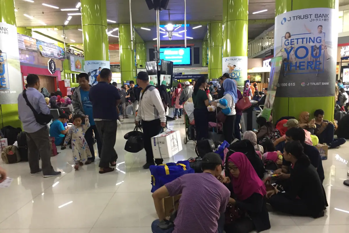 Pemudik di Stasiun Gambir 