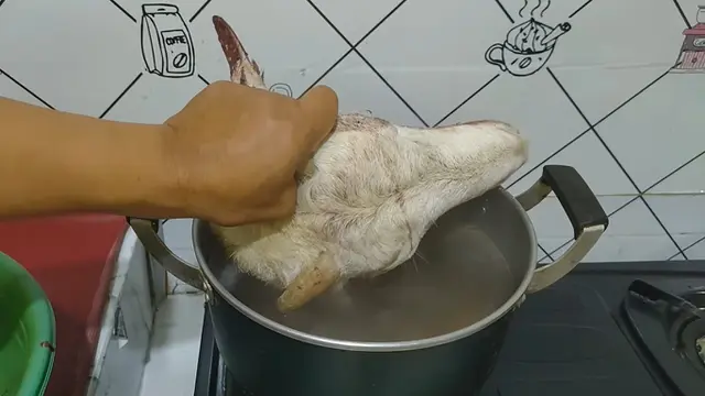 Hanya dengan 1 Alat, Begini Cara Simpel Bersihkan Kepala Kambing Sebelum Dimasak
