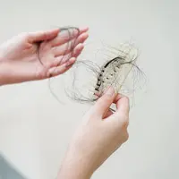 Ilustrasi cara mengatasi rambut patah. (c) sweet_tomato/Depositphotos.com