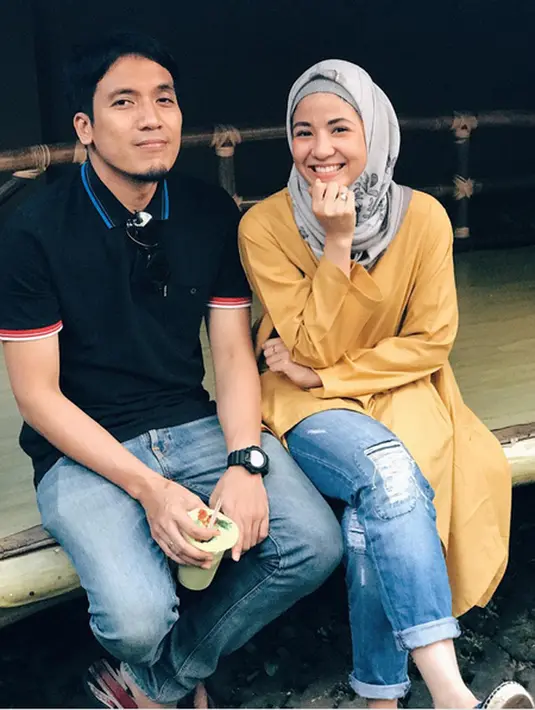 Kini, pasangan Natasha dan Desta sedang program anak ketiga. Harapannya, anak ketiganya nanti berjenis kelamin laki-laki. Lantaran, sebelumnya telah dikaruniai dua orang cewek. (Instagram/natasharizkynew)