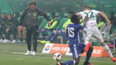 Manajer anyar Chelsea, Antonio Conte, melewati laga perdananya dengan kekalahan 0-2 dari tuan rumah Rapid Vienna di Stadion Allianz, Wina, Austria, Sabtu (16/7/2016). (Bola.com/Reza Khomaini)