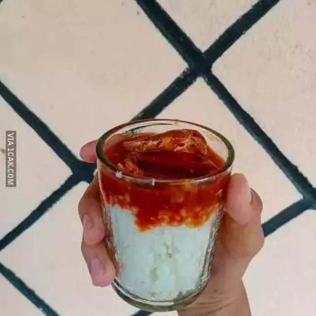 6 Potret Orang Makan Nasi Pakai Gelas Ini Bikin Tepuk Jidat, Porsinya Jadi Sedikit