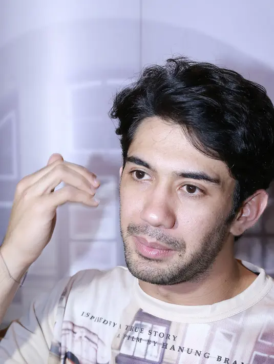 Bicara soal Chemistry, Reza Rahadian mengaku tak mengalami kesulitan dalam beradu akting dengan Chelsea Islan. Terlebih lagi keduanya adalah sosok pelaku aktor dan aktris yang sangat berbakat di Indonesia. (Galih W Satria/Bintang.com)