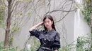 Jung So Min juga mengenakan setelan denim hitam dari atasan jaket lengan panjang dipadukan roknya. Serta mengenakan boots heels hitam senada dengan tasnya.  [@somin_jj]