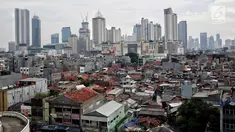 Pemandangan pemukiman padat penduduk dengan latar gedung bertingkat di Jakarta Pusat, Kamis (31/1). Berdasarkan survei Euromonitor International, Jakarta akan menjadi kota paling padat di dunia pada 2030. (Liputan6.com/Faizal Fanani)