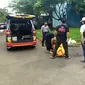 Korban tewas dievakuasi petugas usai bentrokan antar kelompok di Perumahan Raffles Hills, Kecamatan Tapos, Kota Depok. (Istimewa)