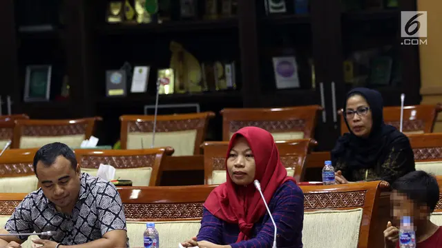 Bawa Anak, Baiq Nuril Menangis Saat Hadiri Rapat Komisi III