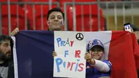 Bek timnas Prancis, Bacary Sagna, menangis ketika fans Inggris ikut menyanyikan lagu kebangsaan La Marseillaise.