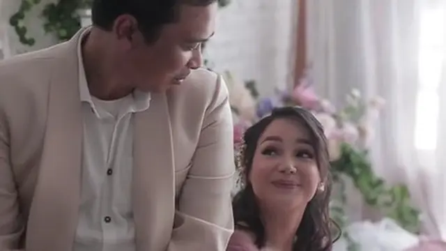 6 Potret Terbaru Maternity Shoot Angelica Simperler Bareng Suami, Romantis