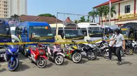 Sejumlah kendaraan travel yang di sita Polres Metro Depok yang melakukan pelanggaran izin trayek. (Liputan6.com/Dicky Agung Prihanto)