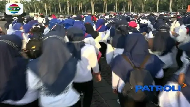 Ribuan buruh dari berbagai daerah berbondong-bondong datangi Istana Merdeka menuntut diangkat jadi pegawai negeri sipil.