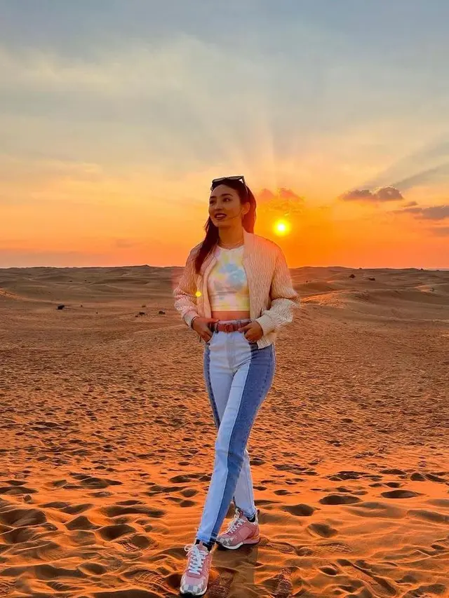 8 OOTD Baju Putih dan Celana Jeans ala Anya Geraldine hingga Wulan Guritno