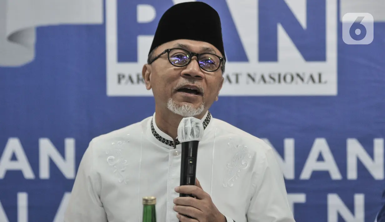 Ketua Umum PAN Zulkifli Hasan memberikan keterangan saat menyerahkan surat rekomendasi untuk Pilkada Solo 2020 di Jakarta, Rabu (12/8/2020). PAN telah resmi memberikan dukungannya kepada Gibran Rakabuming Raka dan Teguh Prakosa pada Pilkada Solo 2020. (merdeka.com/Iqbal Nugroho)