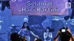 Putri duyung bersama penyelam memperingati Hari Kartini saat pertunjukkan bawah air di Jakarta Aquarium dan Safari (JAQS), Neo Soho Mall, Jakarta, Rabu  (21/4/2021). JAQS menghadirkan pertunjukkan putri duyung dalam rangka memperingati Hari Kartini. (merdeka.com/Iqbal S Nugroho)