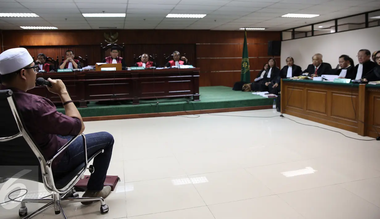 M Yagari Bhastara alias Gary bersaksi dalam sidang perkara dengan terdakwa OC Kaligis di Pengadilan Tipikor, Jakarta, Senin (28/9). Di tengah persidangan, OC Kaligis memecat anak buahnya, Gary. (Liputan6.com/Faizal Fanani)