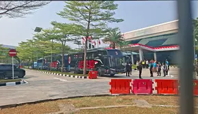 Pemain AC Milan Tiba di Bandara Soetta, Disambut Milanisti Indonesia