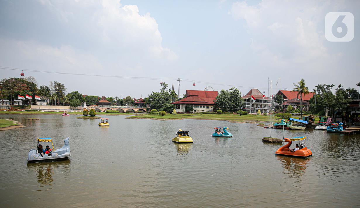 Wisatawan menaiki perahu saat mengunjungi TMII, Jakarta, Kamis (20/8/2020). Libur panjang yang bertepatan tahun baru islam di manfaatkan masyarakat bersama keluarga  berlibur ke sejumlah tempat wisata. (Liputan6.com/Faizal Fanani)