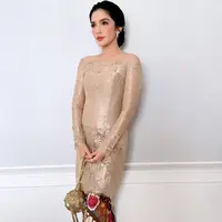 Baru-baru ini, Ussy dipercaya jadi salah satu bridesmaid di pernikahan temannya. Ia tampil cantik dengan mengenakan kebaya bernuansa gold. [Foto: instagram.com/ussypratama]