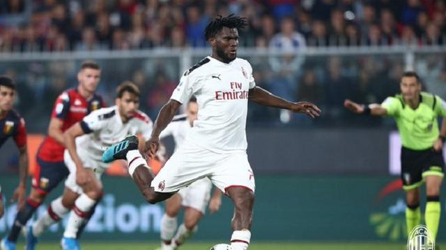 Gelandang AC Milan, Franck Kessie ketika mengeksekusi penalti ke gawang Genoa