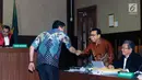 Kakak terdakwa korupsi e-KTP Andi Narogong, Dedi Priyono (kedua kiri) menyalami Setya Novanto usai menjadi saksi sidang lanjutan dugaan korupsi e-KTP di Pengadilan Tipikor, Jakarta, Senin (5/2). (Liputan6.com/Helmi Fithriansyah)