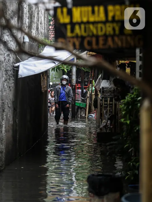 Kondisi banjir yang menggenangi lingkungan rumah tempat tinggal mereka di kawasan kecamatan Kebayoran Baru, Jakarta, Senin (25/01/2021). Hujan deras yang mengguyur Jakarta hari ini, Senin (25/1) menyebabkan terjadinya banjir di kawasan permukiman tersebut. (Liputan6.com/Johan Tallo)
